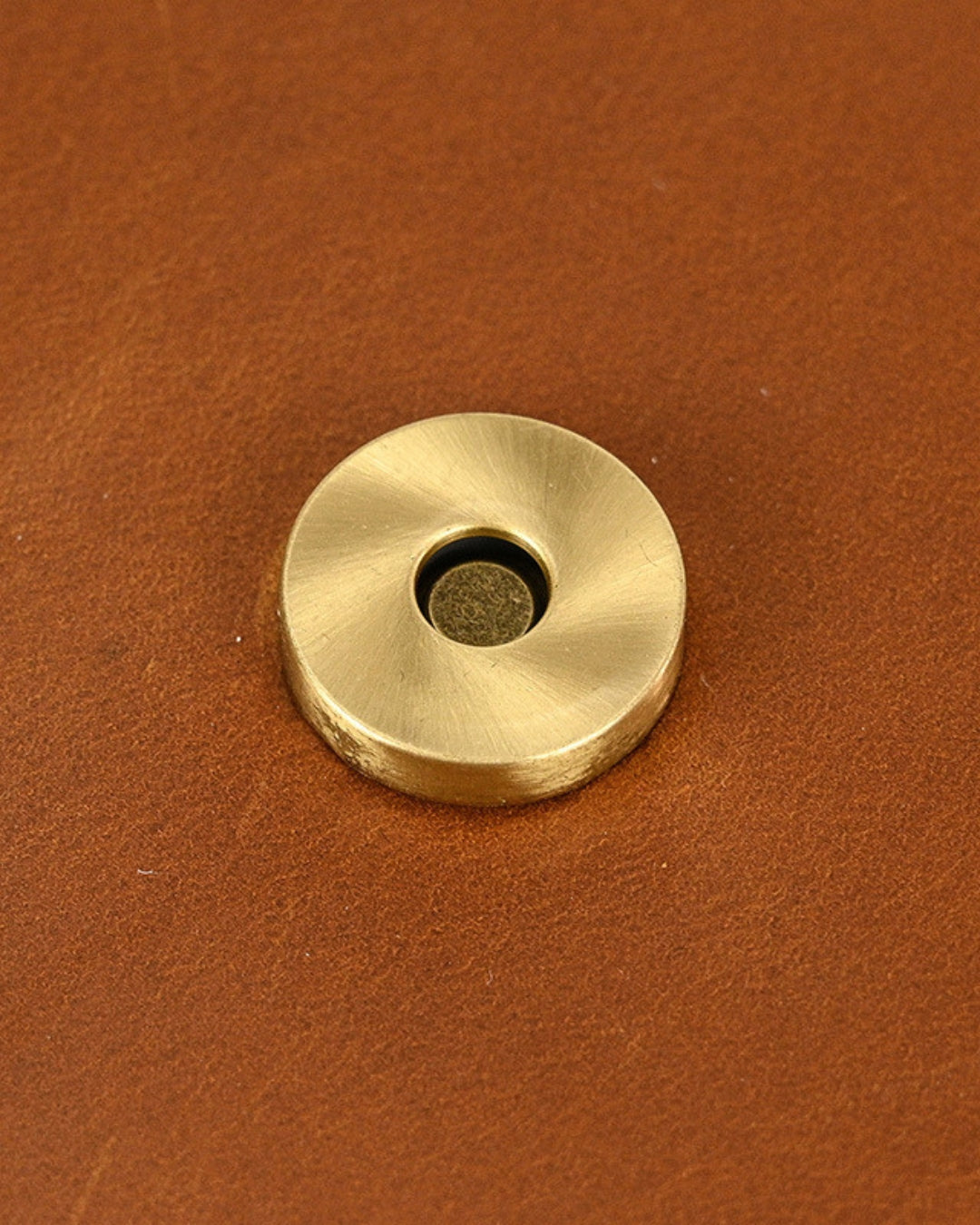 detailed button view of a mens crazyhorse leather crossbody bag hudson & tate